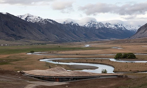 Khách sạn Lindis tọa lạc tại một hòn đảo phía Nam đất nước New Zealand sẽ cho phép bạn tận hưởng sự tĩnh lặng của thiên nhiên trong không gian sang trọng, hiện đại, tinh tế.