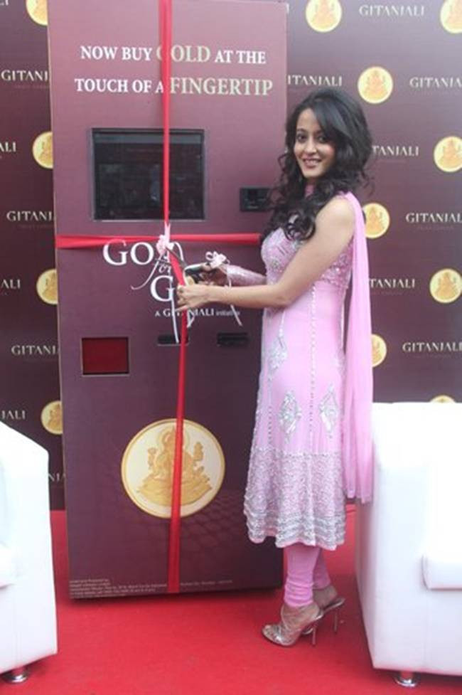 Năm 2011, hãng sản xuất đồ trang sức Gitanjali trình làng máy ATM bán vàng và kim cương ở Ấn Độ.