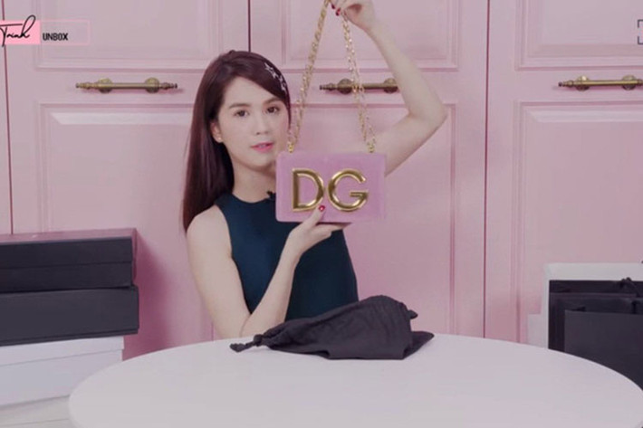 Mới đây, Ngọc Trinh chia sẻ clip đập hộp đồ hiệu đầu tiên của cô trong năm 2019. Theo clip, người đẹp gốc Trà Vinh khoe 36 món đồ mới có tổng trị giá lên đến gần 1 tỷ đồng. Ảnh: Thế giới trẻ