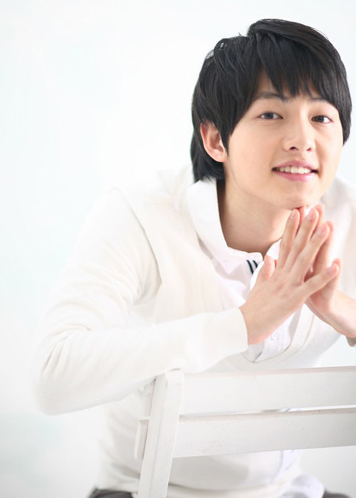 Song Joong Ki kín tiếng trong chuyện tình cảm. Nam diễn viên cho hay, anh từng có 4 mối tình trước khi đến với Song Hye Kyo. Song Joong Ki kể mối tình đầu của anh là vào năm lớp 9. Tuy nhiên, sau 103 ngày hẹn hò, tài tử bị bạn gái nói lời chia tay. Ảnh: Allkpop