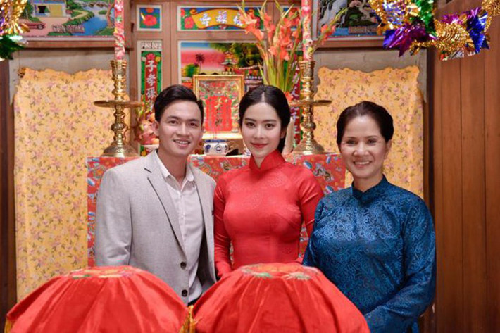 Dân mạng bán tín bán nghi hình ảnh Nam Em mặc áo dài trong đám cưới truyền thống. Không ít người đặt nghi vấn đây chỉ là hình ảnh trong một sản phẩm nghệ thuật của Nam Em. Ảnh: Pháp luật plus