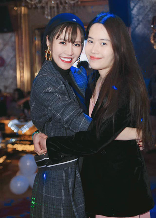 Gần đây, Nam Em xuất hiện trong tiệc sinh nhật của Quế Vân. Được biết, 2 tình cũ tin đồn của Trường Giang rất thân thiết. Ảnh: FBNV