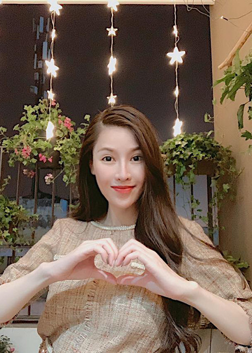 Quế Vân dường như đang rất hạnh phúc bên bạn trai giấu mặt. Ảnh: FBNV
