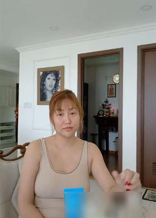 Mới đây, livestream với người hâm mộ, Phi Thanh Vân gây sốc với thân hình phát tướng, xập xệ. Ảnh: Vietnamnet