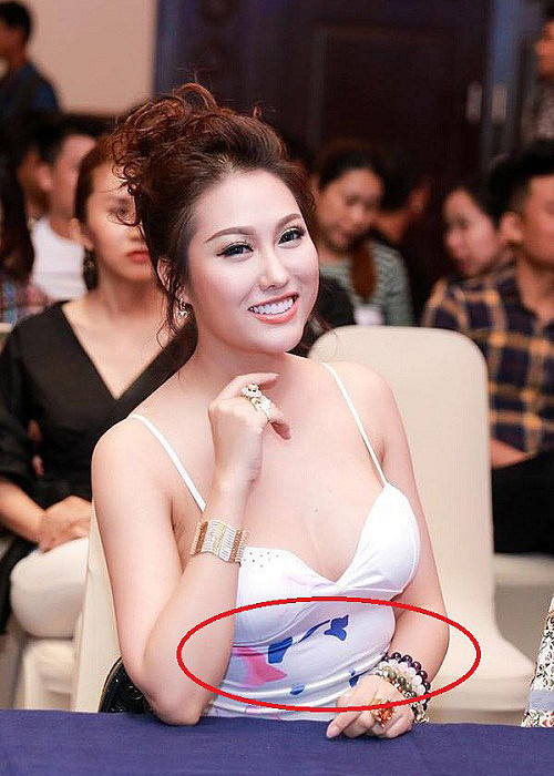 Không ít lần nữ diễn viên để lộ vòng eo ngấn mỡ. Ảnh: Dân Việt