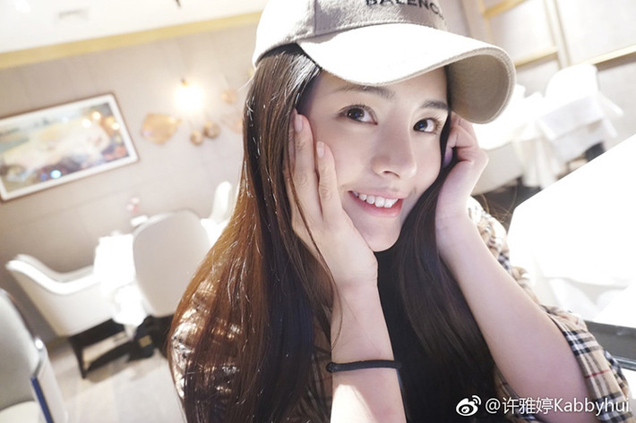 Người đẹp từng được chú ý khi bị đồn hẹn hò thiên vương Hong Kong Quách Phú Thành.