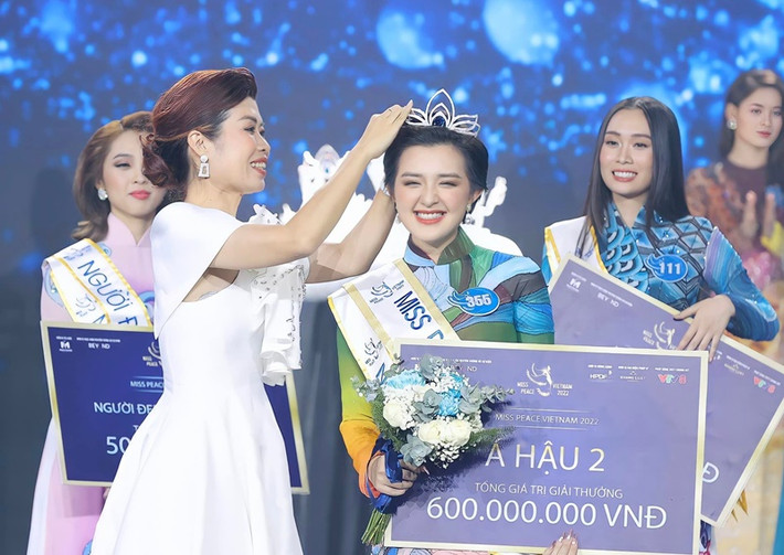 Năm 2022, khi giành danh hiệu á hậu 2 cuộc thi Miss Peace Vietnam, cô gái đến từ Đồng Nai gây ấn tượng với mái tóc ngắn. Ảnh: FB Gia Hân.