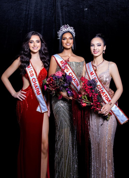 Chung kết Miss Charm 2024 vừa khép lại với chiến thắng thuộc về đại diện Malaysia. Á hậu 1 thuộc về đại diện Úc (ngoài cùng bên trái) và Á hậu 2 thuộc về đại diện Việt Nam (ngoài cùng bên phải).