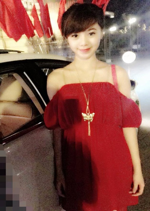 Với lợi thế ngoại hình, Quỳnh Kool làm người mẫu ảnh để trả nợ cho gia đình.