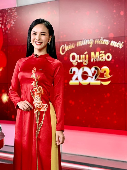 Sau đó, cô làm MC Chuyển động 24h của VTV1 từ tháng 7/2020. Ảnh: FB Quỳnh Nga.