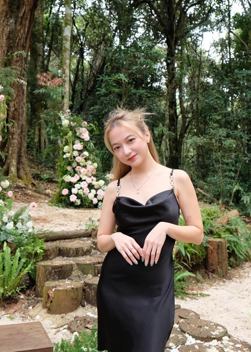 Cô nói thêm: "Bạn trai là một người chín chắn, kỷ luật, trưởng thành, nhưng rất tình cảm. Bạn ấy lo cho Nghi từng ly từng tý. Ở bên bạn, Nghi thật sự bình yên và cảm thấy an toàn. Cả hai làm khác ngành và có cuộc sống riêng nhưng lúc nào cũng cùng vun đắp hạnh phúc, cố gắng hỗ trợ nhau".