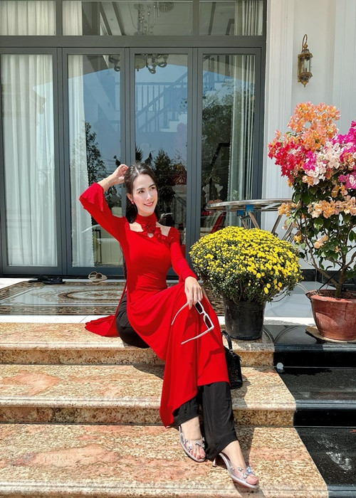 Người đẹp chia sẻ trên VOV, thời điểm quyết định xây nhà, ba mẹ lo lắng, thậm chí từng ngăn cản sợ con gái tốn kém. Ngược lại, Phan Thị Mơ rất mong muốn làm điều gì đó khiến gia đình tự hào. Đến khi căn biệt thự hoàn thành, Phan Thị Mơ lẫn ba mẹ đều bật khóc vì xúc động.
