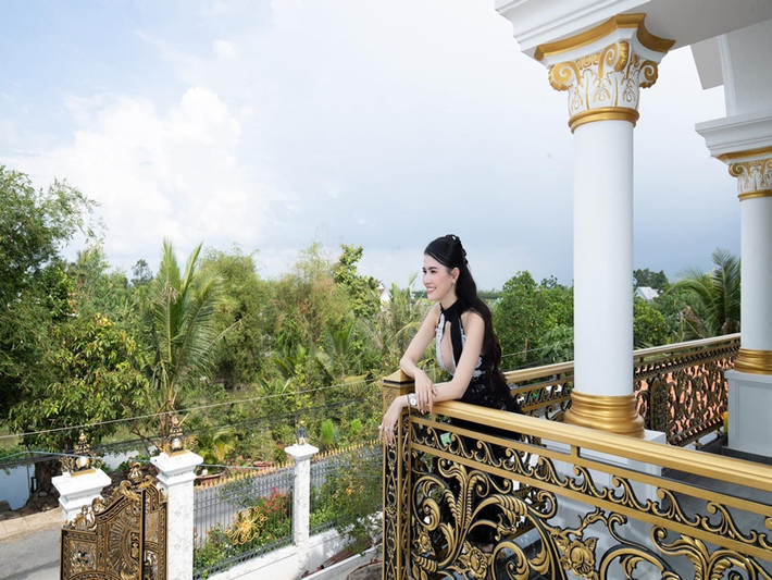 Cô hài hước chia sẻ về việc bị ba mẹ giục về thăm nhà: "Bữa giờ đi công việc chạy bù đầu đâu có về quê được. Anh chị Tư gọi lên hỏi: 'Con quên đường về nhà rồi hả Mơ? Cần gửi định vị cho con về không con?'. Tôi tức tốc chạy về ăn hết hai con gà thả vườn nấu cháo của anh chị rồi mới đi".