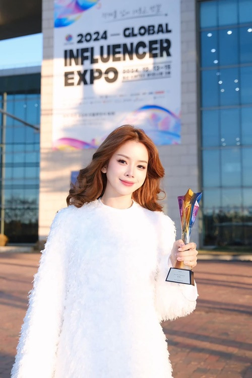 Cách đây ít ngày, bạn gái cũ của Hồng Thanh đoạt giải Asia’s Best Entertainer 2024 (Nghệ sĩ giải trí xuất sắc nhất châu Á năm 2024) tại Global Influencer Expo Awards 2024 tổ chức ở Hàn Quốc. Ảnh: Người Lao Động.