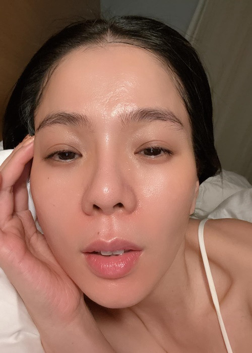 Mới đây, trên trang cá nhân, Lệ Quyên đăng ảnh khoe gương mặt khi chưa trang điểm. "Khoe da chút trong sự mộc toàn phần, dạo này một ngày em đắp hai cái mặt nạ nha", nữ ca sĩ chia sẻ.