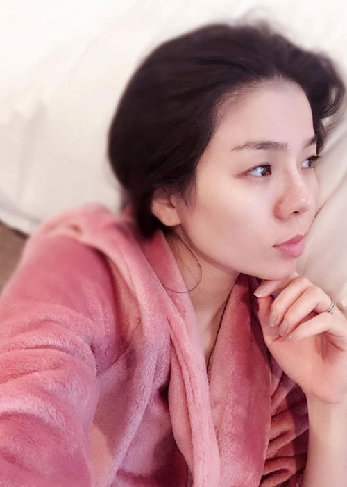 Lệ Quyên thường chụp ảnh bằng camera thường khi khoe mặt mộc.