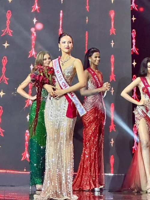 Quỳnh Nga còn đoạt các giải phụ: Ứng xử hay nhất, Trang phục dân tộc đẹp nhất, Thí sinh được bình chọn nhiều nhất. Ảnh: Kinh Tế Đô Thị.