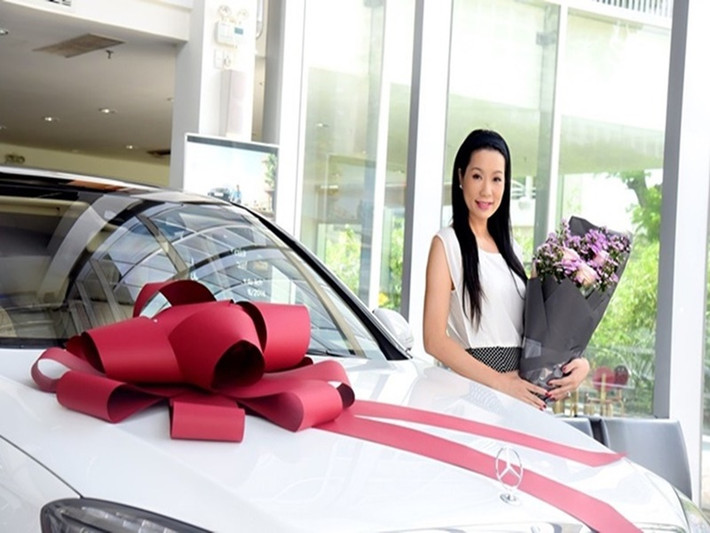Năm 2016, nhân dịp đón tuổi mới, Trịnh Kim Chi được ông xã đại gia tặng xe hơi 5 tỷ đồng. Trịnh Kim Chi cho biết, cô trân quý từng món quà doanh nhân Trấn Phương tặng dù là nhỏ nhất. Ảnh: Người Đưa Tin.