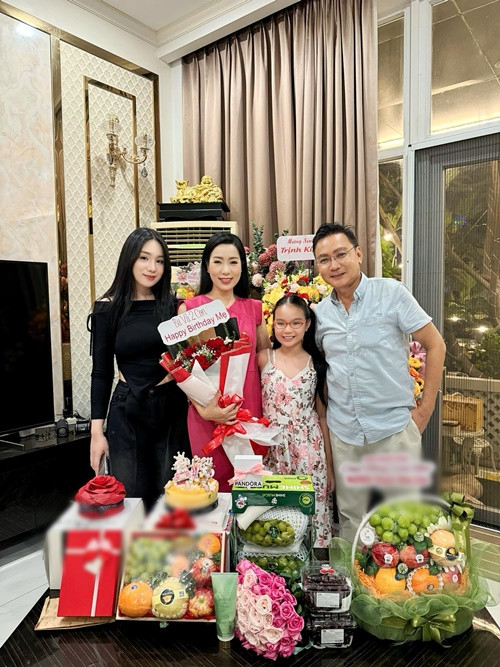 Trịnh Kim Chi kết hôn với doanh nhân Trấn Phương vào năm 2000. Cặp đôi có hai cô con gái chung. Năm 2019, Trịnh Kim Chi được chồng tặng biệt thự. Năm 2020, vợ chồng nữ diễn viên dọn về cơ ngơi này. Ảnh: FB Trịnh Kim Chi.
