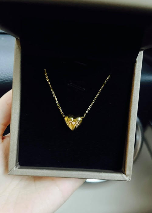 Ít ngày trước, Mạnh Trường mua tặng vợ sợi dây chuyền khắc tên hai vợ chồng. “Tan chảy với anh chồng, rủ vợ đi chơi riêng để hâm nóng tình cảm... xong tặng vợ dây vàng khắc tên 2 vợ chồng, nhỏ xinh mà ý nghĩa ghê, vui quá nên phải khoe ngay”, Lan Phương chia sẻ.