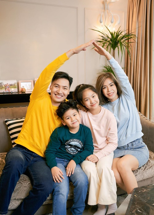 Nam diễn viên phim “Hương vị tình thân” cùng bà xã thường xuyên đăng tải hình ảnh tổ ấm nhỏ hạnh phúc trên mạng xã hội.