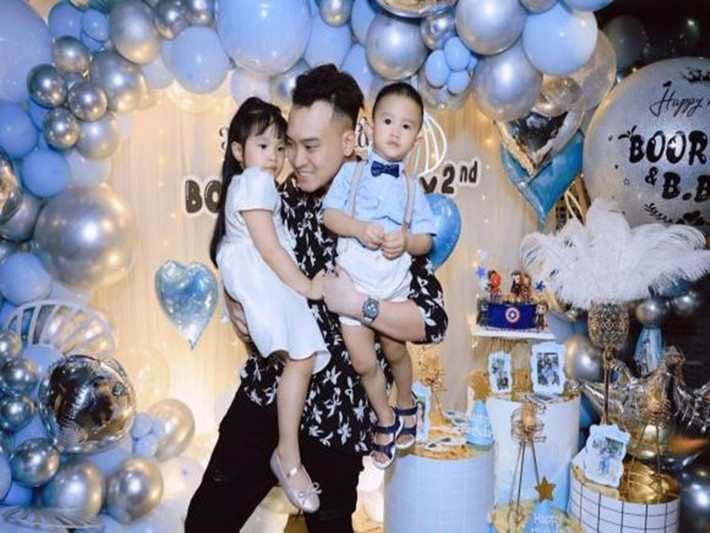 Giữa ồn ào hôn nhân, Đức Phạm xuất hiện trong tiệc sinh nhật của hai con. Ảnh: Công lý và xã hội
