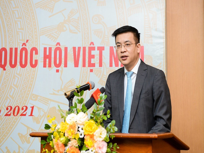 Theo Zing, ngày 5/11, tại trụ sở Văn phòng Quốc hội, Chủ nhiệm Văn phòng Quốc hội Bùi Văn Cường trao quyết định bổ nhiệm BTV Quang Minh (Giám đốc Trung tâm sản xuất nội dung số Đài Truyền hình Việt Nam) giữ chức vụ tổng giám đốc Truyền hình Quốc hội Việt Nam. Ảnh: Vietnamnet