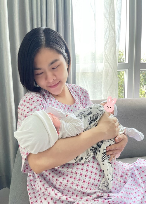 Ngày 1/11, Vân Trang sinh đôi. 2 ngày sau, nữ diễn viên đăng tải hình ảnh bên các con. Cô chia sẻ: “Mẹ Trang và tụi con xin cám ơn lời chúc mừng của các ông bà và các cô chú. Vì mẹ và tụi con vẫn còn ở viện nên mẹ cũng ít cầm điện thoại, phải ăn nhiều ngủ nhiều để có sữa và có sức chăm mấy chị em con nên không trả lời tin cô chú được, mẹ hứa về đến nhà mẹ sẽ trả lời tin cô chú. Cô chú đừng buồn mẹ con ạ”. Ảnh: FB Vân Trang