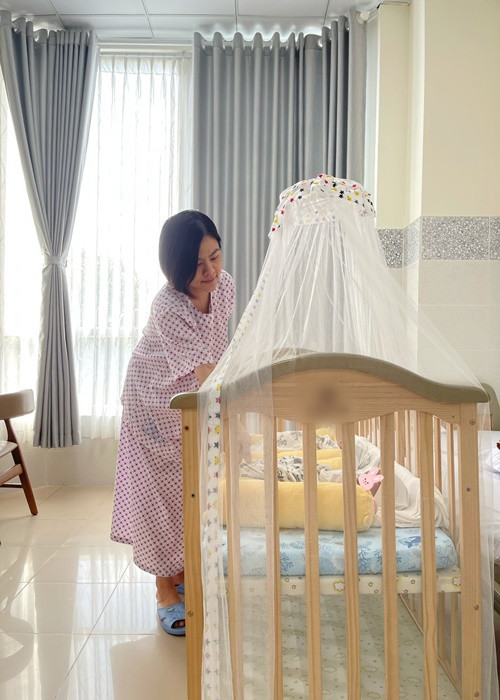 Vân Trang được chỉ định sinh mổ chủ động. “Sau khi làm xét nghiệm tiền phẫu phát hiện mẹ có tình trạng bị giảm tiểu cầu, đây là một bệnh lý có thể gây xuất huyết trong và sau mổ nên bệnh viện phải bắt buộc truyền tiểu cầu trước và trong mổ để nâng tiểu cầu lên mức an toàn cho mẹ. Chỉ sau 4 giờ chuẩn bị 2 em bé xinh xắn đã chào đời và được người nhà đón về phòng, sau đó mẹ cũng được chuyển về phòng để theo dõi và chăm sóc hậu phẫu tại phòng”, phía bệnh viện chia sẻ. Ảnh: FB bệnh viện T.D