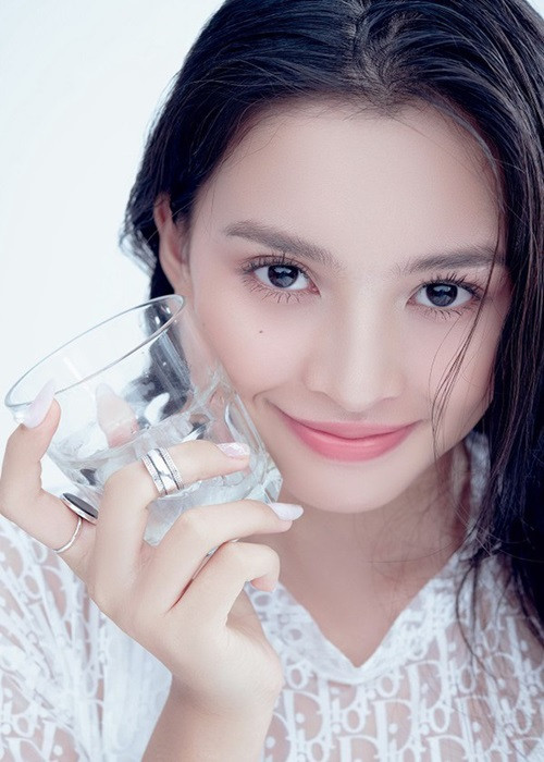 Tiểu Vy trang điểm tự nhiên để khoe vẻ trong trẻo. Ảnh: VTV