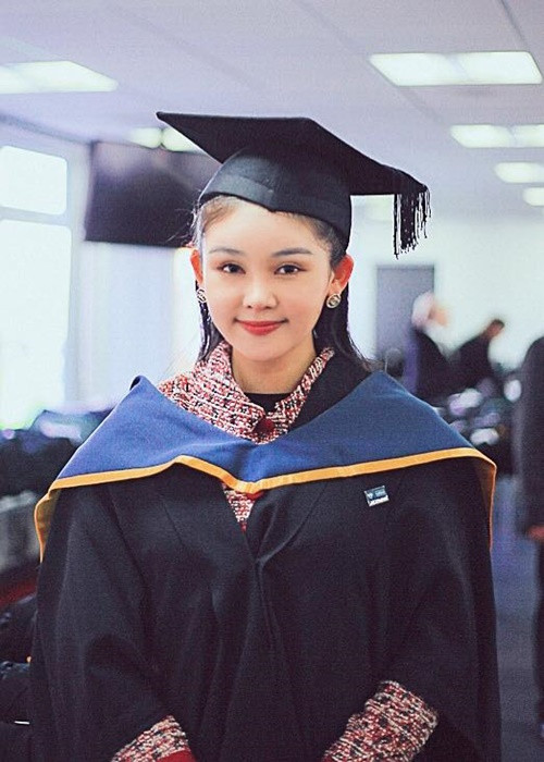 Ngân Anh từng đại diện Việt Nam tham gia Hoa hậu Liên lục địa 2018. Sau khi giành á hậu 4 cuộc thi này, cô chuyên tâm học hành. Năm 2019, cô nhận bằng thạc sĩ của trường Salford University (Manchester, Anh). Ảnh: FB Ngân Anh