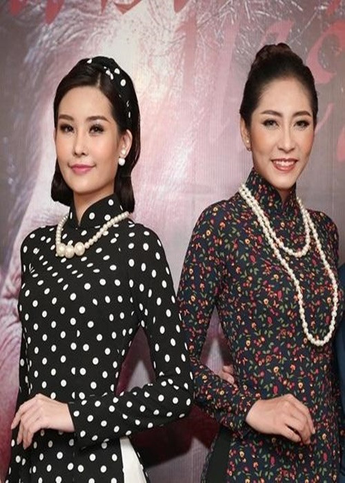 Đặng Thu Thảo đăng quang Hoa hậu Đại dương 2014 trong khi Lê Âu Ngân Anh giành vương miện cuộc thi năm 2017. Mới đây, Thu Thảo gây xôn xao khi thừa nhận ly hôn đồng thời tố chồng ngoại tình, hành hung vợ dù cô hy sinh nhất nhiều cho gia đình. Theo Thu Thảo, cô ra đi với 2 bàn tay trắng, bị trầm cảm, một mình nuôi hai con trai nhỏ. Ngân Anh đồng cảm với hoàn cảnh của Thu Thảo. Cô động viên đàn chị: “Thương lắm! Hãy luôn kiên tâm và vững tin để hành trình phía trước là những tháng ngày rực rỡ cho Andy và Tony nha, cô gái mạnh mẽ của tôi”. Ảnh: Dân Việt