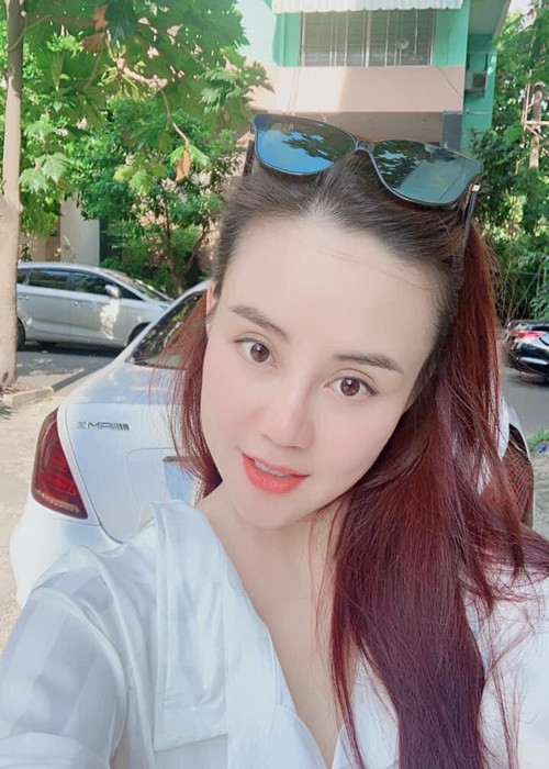 Lùm xùm giữa Vy Oanh và bà Phương Hằng bắt đầu từ tháng 5/2021. Sau khi lời qua tiếng lại với nữ đại gia này, tháng 6/2021, giọng ca “Đồng xanh” làm đơn tố cáo bà Phương Hằng vu khống, xúc phạm danh dự của cô. Theo nội dung đơn tố cáo, bà Hằng đã sử dụng những ngôn từ phản cảm xúc phạm Vy Oanh là gái bao, giật chồng, làm vợ bé, đẻ thuê cho đại gia…Ảnh: FB Vy Oanh