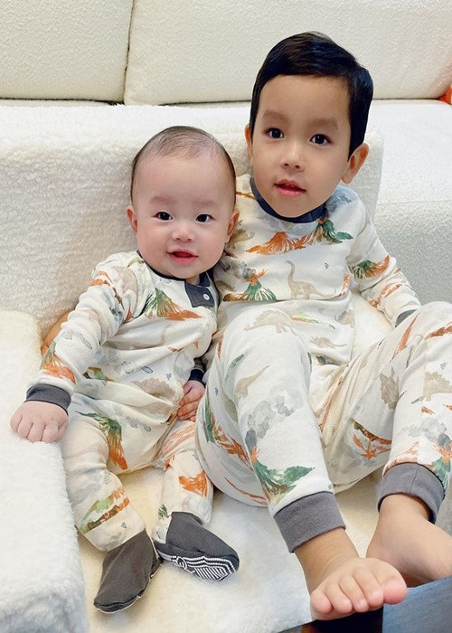 Hai nhóc tỳ nhà Phạm Hương đốn tim fan bởi vẻ ngoài phổng phao và những biểu cảm hài hước.
