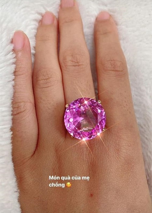 Chân dài sinh năm 1991 chia sẻ hình ảnh chiếc nhẫn được mẹ chồng tặng.