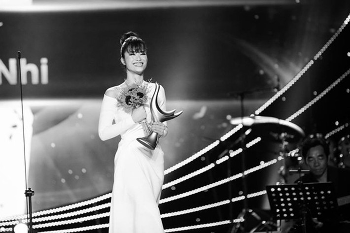 Mới đây, Đông Nhi đoạt giải Ca sĩ của năm tại lễ trao giải âm nhạc Cống hiến 2019. Ảnh: Saostar