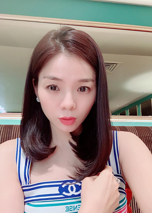 Quản lý truyền thông của Lệ Quyên mới đây cũng phủ nhận nghi vấn Lệ Quyên mỉa mai Đông Nhi. "Nhi rất xứng đáng với giải thưởng, không có gì bàn cãi. Chắc chắn một điều là chị Quyên rất rất quý bé Nhi, chị luôn khen Nhi là một ca sĩ trẻ có thực lực và chịu khó. Hai chị em đi diễn chung show gặp nhau hoài", người này viết. Ảnh: FBNV
