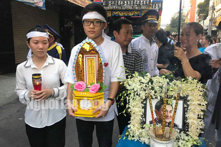 Ngày 1/4, khi đang lưu diễn ở Mỹ, nghệ sĩ Anh Vũ qua đời. Sáng ngày 12/4, gia đình, đồng nghiệp đã đưa tiễn cố diễn viên về nơi an nghỉ cuối cùng. Ảnh: Người lao động
