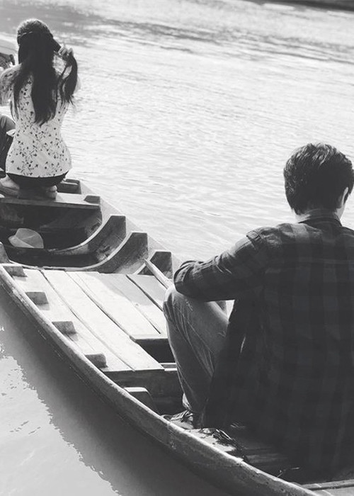 Sau khi công khai ly hôn, Trương Quỳnh Anh - Tim dường như kín tiếng hơn. Nhiều người không khỏi tò mò chuyện tình cảm hiện tại của cặp đôi một thời này. Mới nhất, Tim bất ngờ khoe ảnh bên một cô gái giấu mặt kèm dòng trạng thái tiếng Anh tạm dịch: "Cô gái trong thị trấn! Câu chuyện bắt đầu với bạn gái mới của tôi". Chia sẻ này khiến fan đoán già đoán non cô gái giấu mặt có thể là bạn gái mới của Tim. Ngoài ra, có một số fan đặt nghi vấn cô gái này chính là Trương Quỳnh Anh.