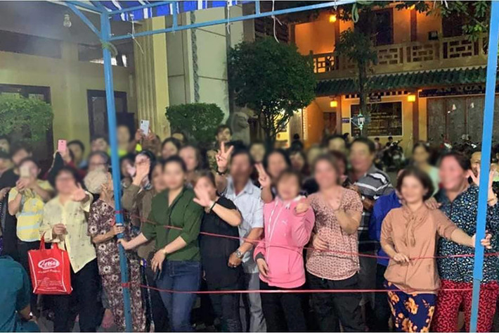 Người dân tụ tập trong đám tang của Anh Vũ vì hiếu kỳ. Ảnh: Vietnamnet