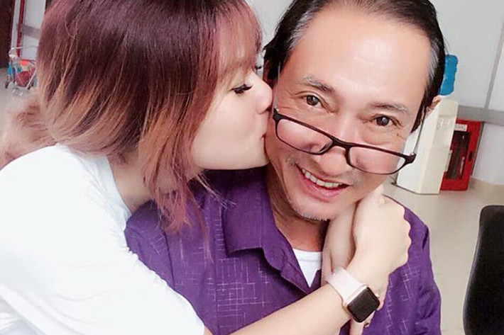 "Chỉ là do đợt truyền thuốc này khá mạnh khiến ông sốt cao, mệt, ngủ nhiều hơn. Tuy nhiên, ông vẫn tỉnh táo, vẫn nói chuyện bình thường với con cái và mọi người vào thăm", chị Hân chia sẻ.