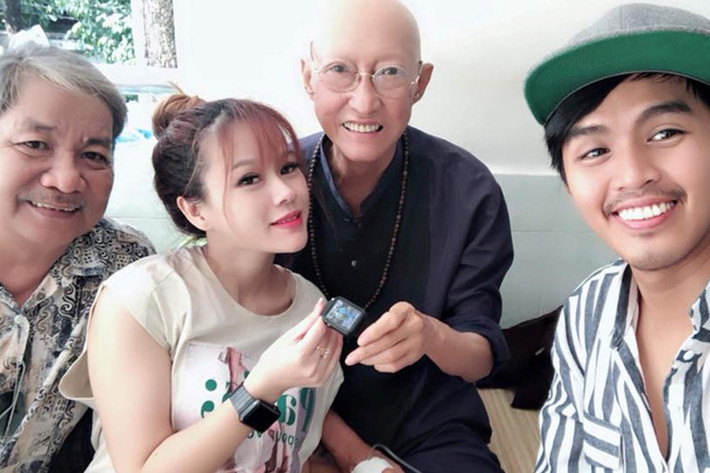 Con gái và con trai nuôi chăm sóc nghệ sĩ Lê Bình khi ông nhập viện. Ảnh: Zing
