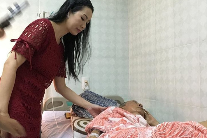 Diễn viên Trịnh Kim Chi và MC Đại Nghĩa vừa đến thăm và trao số tiền quyên góp cho nghệ sĩ Lê Bình bị ung thư.