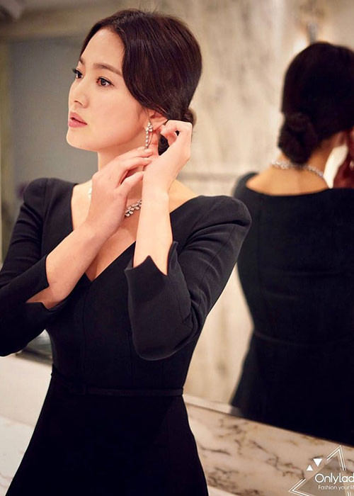 Nàng ngọc nữ của màn ảnh xứ Hàn sang trọng, quyến rũ trong bộ đầm xẻ ngực sâu. Ảnh: Naver