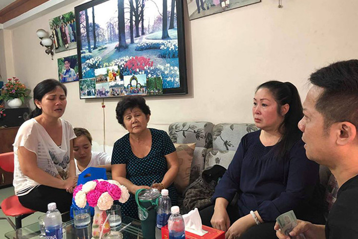 Đã có không ít những câu chuyện buồn xung quanh sự ra đi của Anh Vũ. Đầu tiên là tin đồn nghệ sĩ Hồng Vân tự ý kêu gọi quyên góp đưa thi hài Anh Vũ về Việt Nam. Trước thông tin trái chiều, gia đình Anh Vũ và Hồng Vân đều lên tiếng bác bỏ.