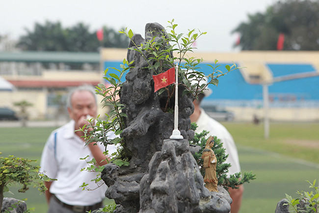 Một phong cảnh hùng vĩ với núi cao mờ sương, suối dài thác đổ, tiếng chim ca, vượn hót.