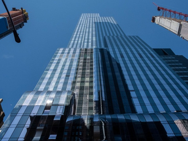 One 57 được hoàn thành năm 2013 với chiều cao hơn 360m. Nó còn có nickname là "tòa nhà tỷ phú".