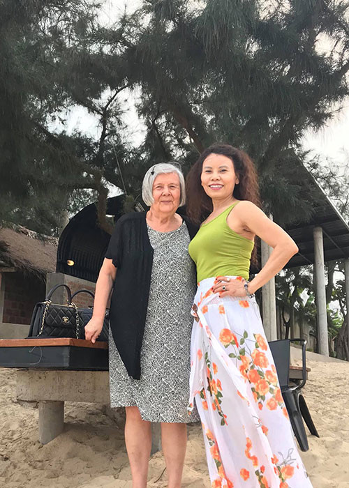 Bố mẹ của Hồ Ngọc Hà từng sang Thụy Điển gặp gỡ bố mẹ của Kim Lý. Mới đây, gia đình của Kim Lý đã về Quảng Bình nghỉ dưỡng và hội ngộ gia đình của Hà Hồ. Ảnh: FBNV