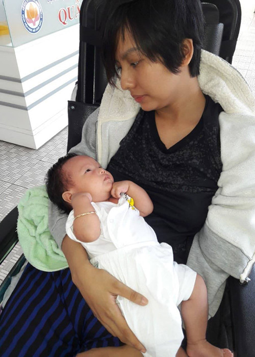 Diễn viên Thúy Anh bị liệt nửa người suốt 6 tháng qua. Trước đó, khi đang mang bầu, cô bị xuất huyết não, phải mổ cấp cứu. Sinh con xong, cô lại rơi vào tình trạng hôn mê suốt 2 tháng. Ảnh: FBNV