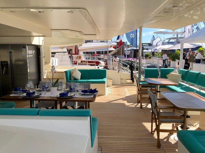 Serenity 64 được thiết kế với một cabin lớn kết hợp nhà hàng trên boong chính.